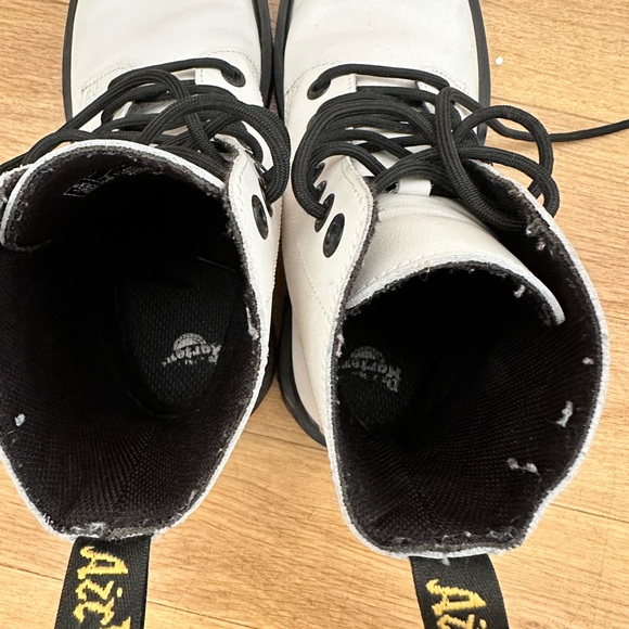 DR. MARTEN BOOTS IN WHITE - Picture 4 of 5